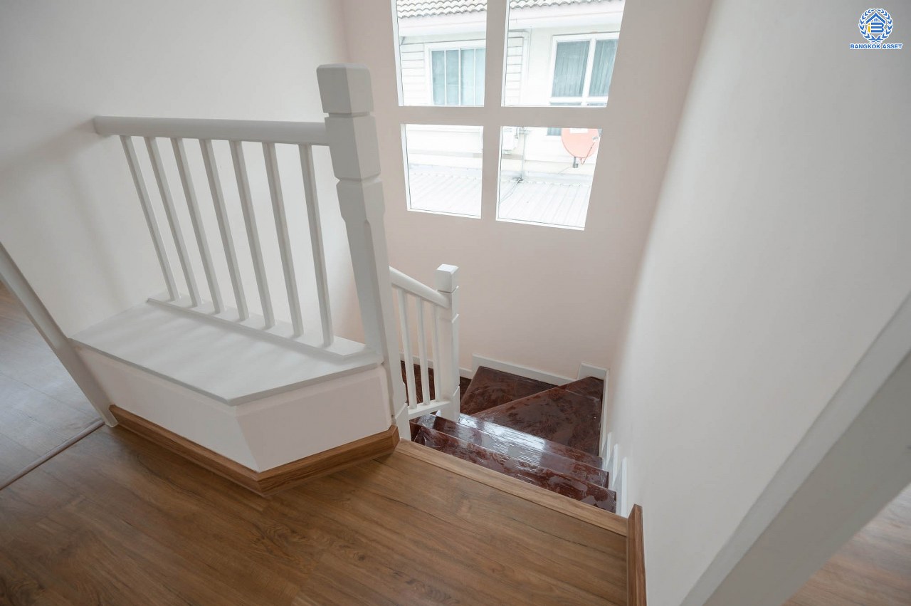 บ้านมือสองตกแต่งใหม่ โครงการ พฤกษ์ลดา พุทธสาคร หลังมุม จากแบรนด์ LH บนเนื้อที่ 54.5 ตร.ว. พื้นที่ใช้สอย 153.89 ตร.ม. ฟังก์ชัน 3 ห้องนอน 2 ห้องน้ำ จอดรถได้ 2 คัน เชื่อมต่อถนนเพชรเกษม, ถนนพุทธมณฑลสาย4, ถนนบรมราชชนนี ใกล้รถไฟฟ้าสายสีน้ำเงิน "สถานีหลักสอง" และ The Mall บางแค